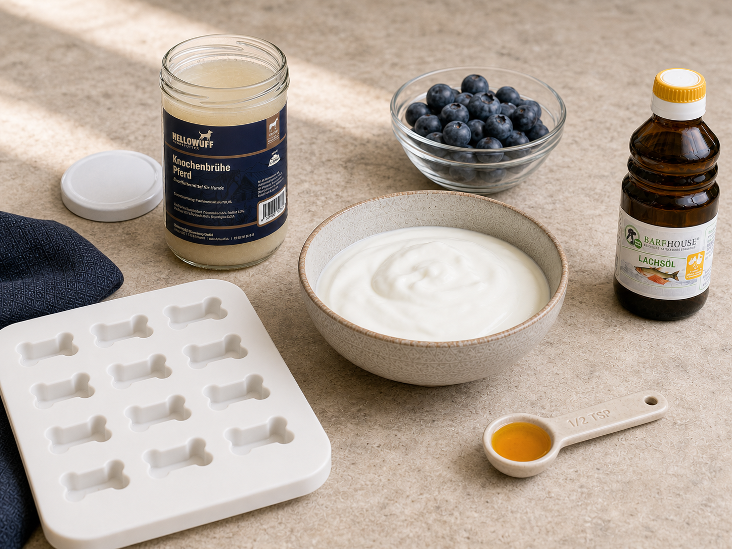 Zutaten für selbst gemachtes Hundeeis mit Knochenbrühe, Naturjoghurt, Heidelbeeren und Lachsöl