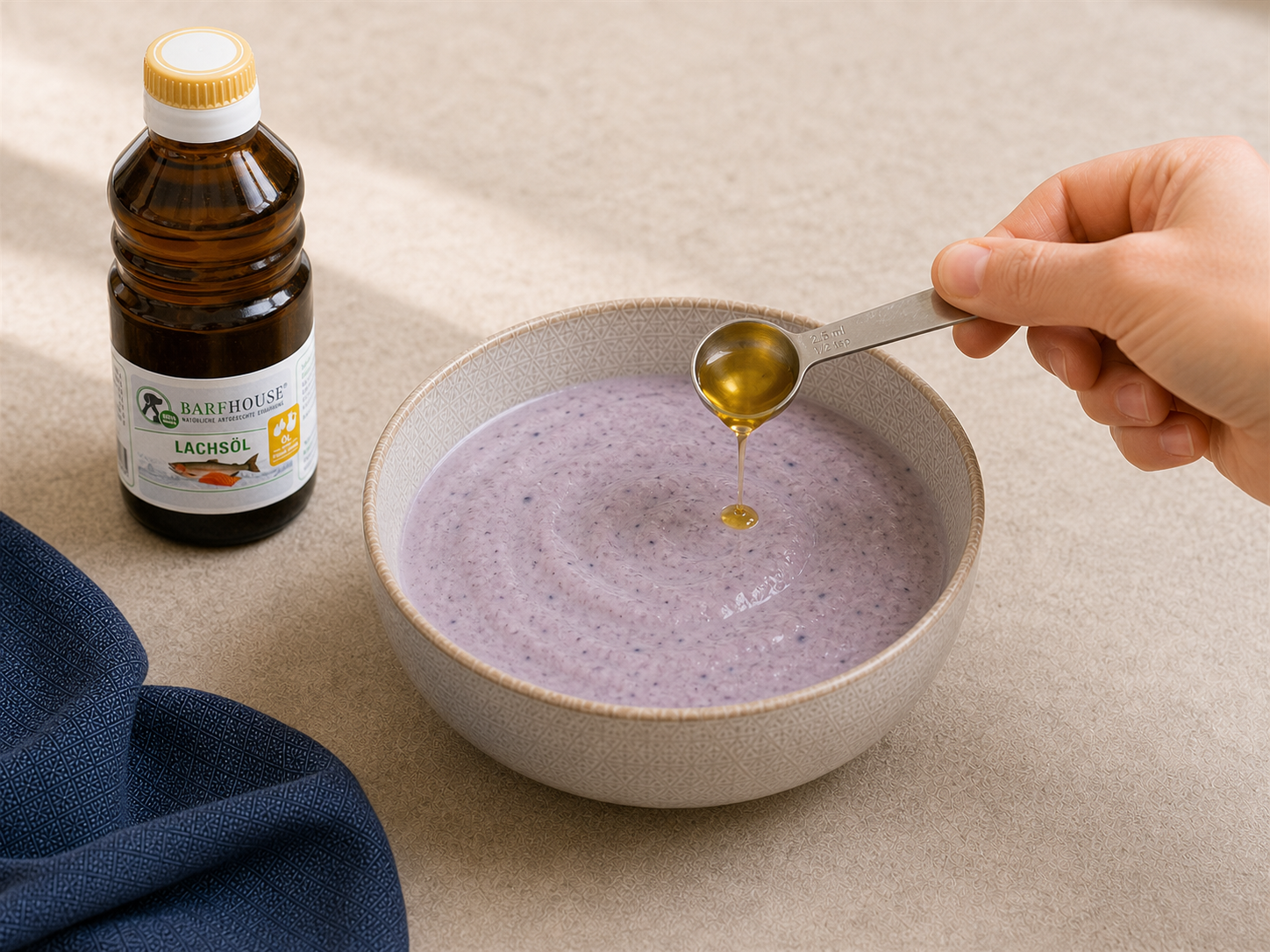 Lachsöl wird in die Joghurt-Heidelbeer-Mischung eingerührt